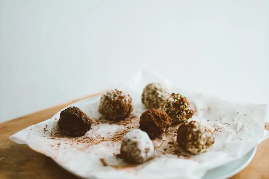 Tampilan klepon cokelat keju di atas piring dengan taburan kelapa