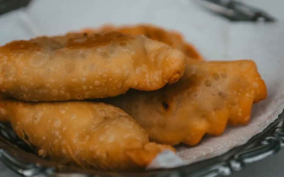 Pisang goreng renyah tersaji di piring bersama teh hangat